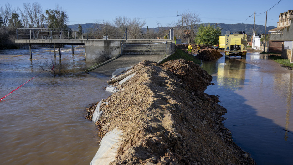 El Robledo (Ciudad Real), 14/02/2026.- La localidad ciudadrealeña de El Robledo vive este sábado una jornada de "calma tensa" por el caudal del río Bullaque tras una noche "un poco complicada" en la que hubo que tomar "decisiones urgentes" para que el agua no afectara a las viviendas. Así lo ha manifestado el alcalde hoy sábado. EFE/Jesús Monroy