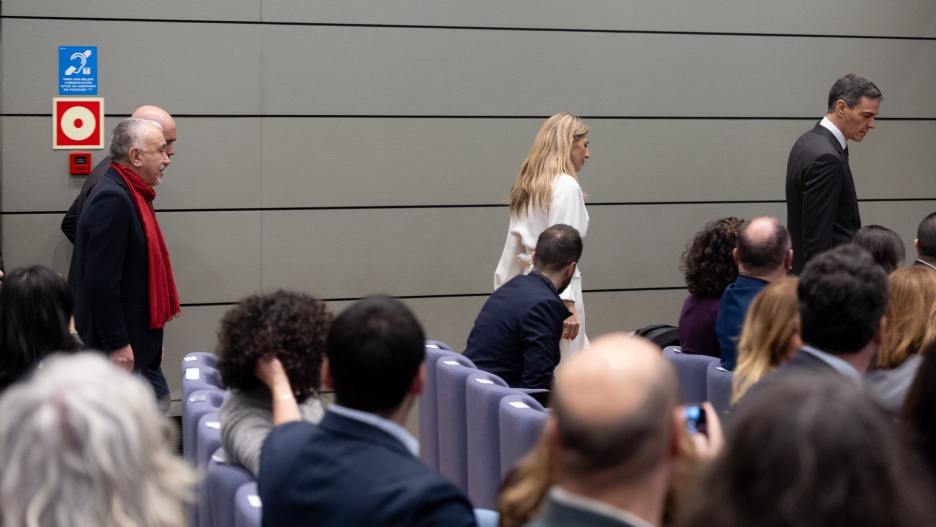 El secretario general de UGT, Pepe Álvarez; la vicepresidenta segunda y ministra de Trabajo y Economía Social, Yolanda Díaz, y el presidente del Gobierno, Pedro Sánchez, a su llegada al acto de la firma del acuerdo para la subida del salario mínimo interprofesional (SMI) para 2026, en la sede del Ministerio de Trabajo y Economía Social, a 16 de febrero de 2026, en Madrid (España). El Gobierno y las organizaciones sindicales formalizan la subida del salario mínimo interprofesional (SMI) para 2026, que se sitúa en 1.221 euros mensuales en catorce pagas, tras un incremento del 3,1%. La nueva cuantía supone 37 euros más al mes y 518 euros adicionales al año respecto al SMI vigente en 2025 y beneficiará a unos 2,5 millones de trabajadores.

Eduardo Parra / Europa Press
16/2/2026