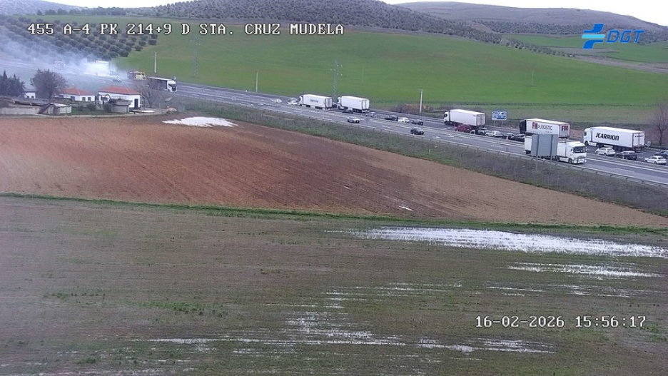 Incendio de un camión en la A-4 a la altura de Santa Cruz de Mudela (Ciudad Real).