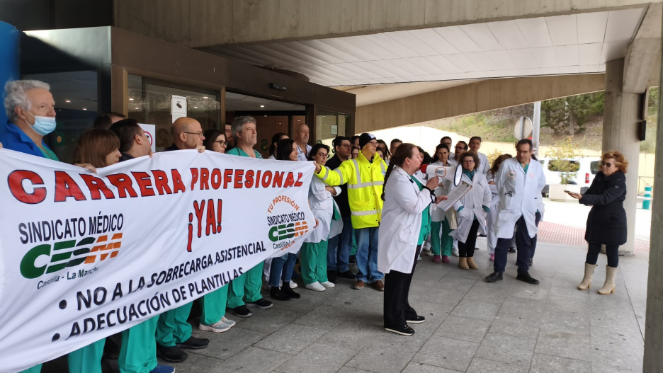 Concentración de médicos ante las puertas del Hospital Universitario de Guadalajara este 18 de febrero de 2026