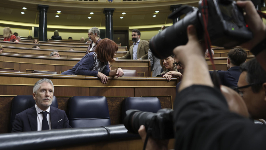MADRID, 18/02/2026.- El ministro del Interior, Fernando Grande Marlaska, a su llegada a la sesión de Control celebrada este miércoles en el Congreso. Los últimos casos que afectan al Gobierno, el último la dimisión del número dos de la Policía tras una querella por agresión sexual, marcarán la sesión de control que celebra el Congreso, a la que faltará el presidente del Gobierno, Pedro Sánchez, de viaje oficial a la India. EFE/Kiko Huesca