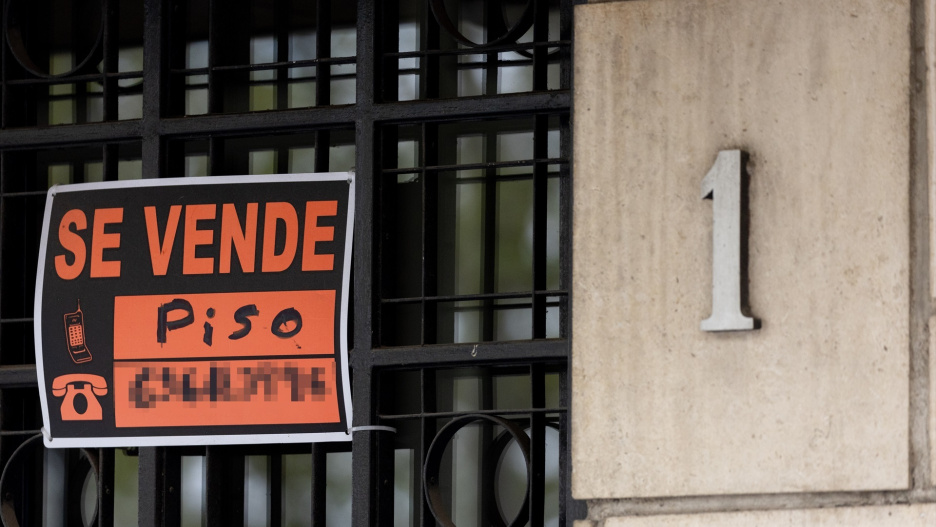(Foto de ARCHIVO)
Vista de un cartel de 'Se vende' en un portal de un edificio, a 8 de abril de 2024, en Madrid (España). El precio de la vivienda usada en España ha subido un 1,8% durante el primer trimestre del año y ha repuntado un 7% respecto al mismo periodo del ejercicio anterior, situando el precio del metro cuadrado en 2.079 euros. San Sebastián y Madrid alcanzaron precios máximos en marzo, esta última ha tenido un aumento del 5,3% en el último trimestre.

Eduardo Parra / Europa Press
08 ABRIL 2024;MADRID;PRECIO VIVIENDA;ESPAÑA;PRIMER TRIMESTRE;PIXELADA
08/4/2024