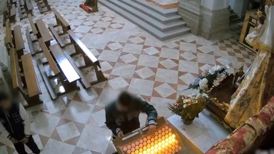 El sacerdote dio la voz de alarma cuando detectó a los ladrones.