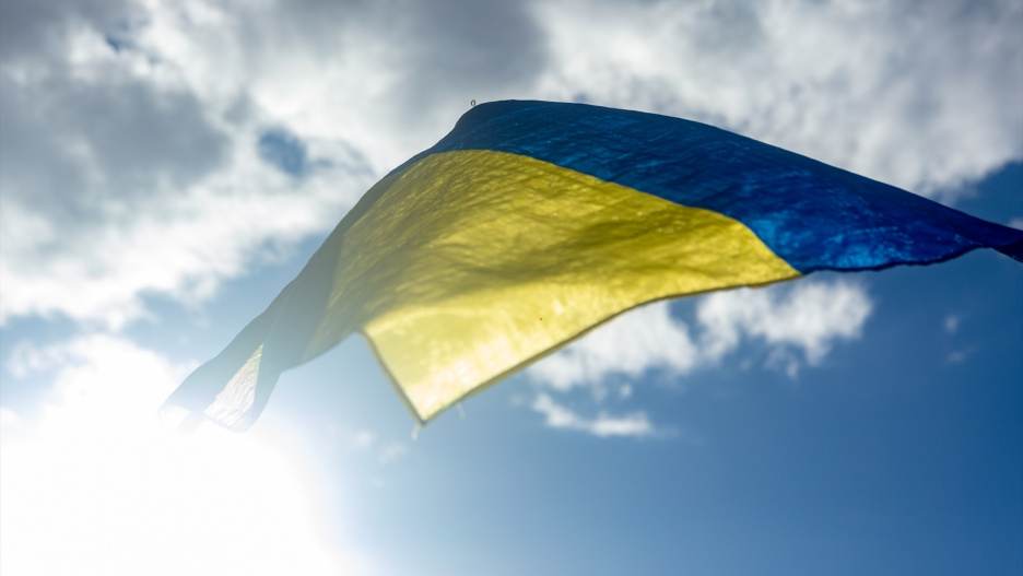 (Foto de ARCHIVO)
Una bandera ucraniana ondea durante una manifestación con motivo del aniversario de la invasión armada rusa a gran escala contra Ucrania.