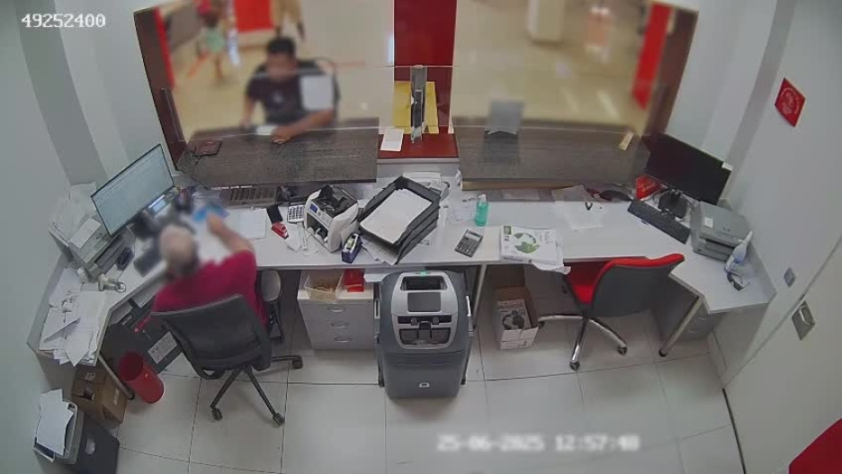 Uno de los investigados acudiendo al banco para cobrar el pagarés.