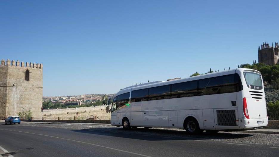 Desde este 2 de marzo de 2026, la empresa Winking Bus ha pasado a ser la encargada de gestionar y operar la línea de trasnporte regular que une Méntrida con Toledo, ampliando el servicio con nuevos horarios y más periodicidad.