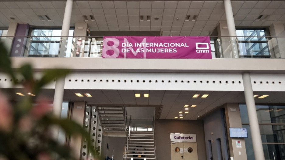 CMM sitúa una pancarta en el hall de sus instalaciones principales para conmemorar el 8M