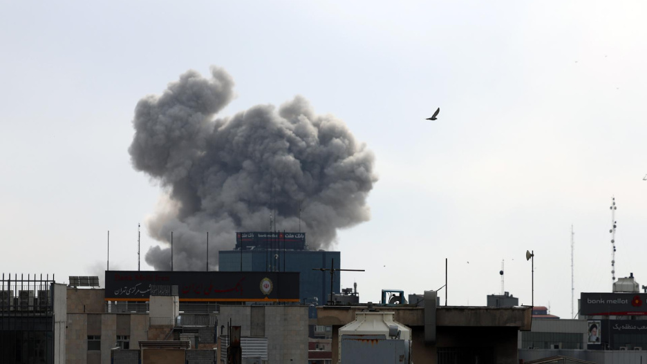 TEHRAN (IRAN (Islamic Republic Of)), 02/03/2026.- Smoke rises in central Tehran after an airstrike in Tehran, Iran, 02 March 2026. A joint Israeli and US military operation continues to target multiple locations across Iran since the early hours of 28 February 2026. (Teherán) EFE/EPA/ABEDIN TAHERKENAREH