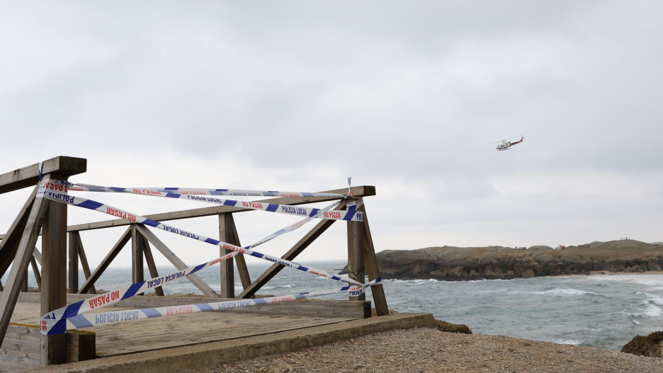 Precinto policial para impedir el paso en la pasarela de la senda costera de Cabo Mayor a la playa de La Maruca, en Santander