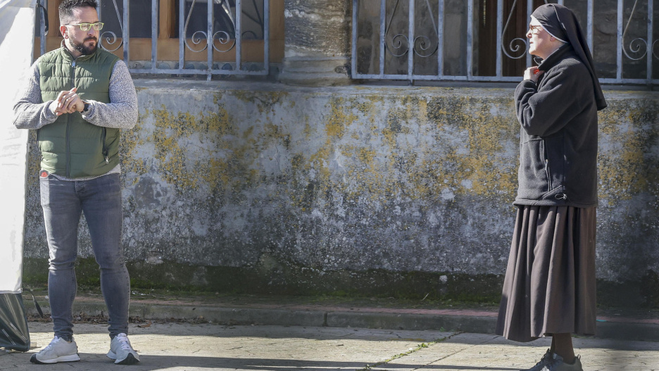 BURGOS, 12/03/2026.- Una monja a las puertas del Monasterio de Santa Clara de Belorado. Las exmonjas de Belorado han abandonado está pasada madrugada el monasterio burgalés solo unas horas antes de que se cumpliera el plazo dado por el Tribunal de Instancia de Briviesca (Burgos), este jueves 12 de marzo, para que desalojaran voluntariamente el cenobio o serían desahuciadas y se han realojado en una localidad toledana.EFE/ Santi Otero