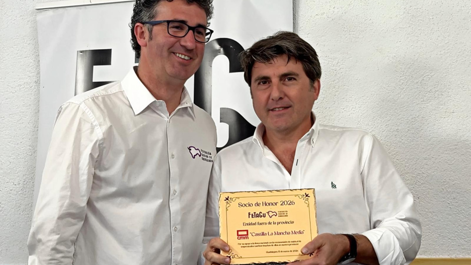 José Miguel Martín de Blas recoge, en nombre de CMM, la distinción de Socio de Honor de FETAGU
