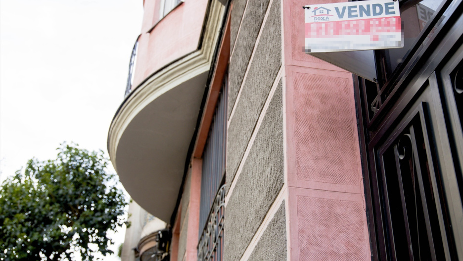 Un cartel de 'Vende' en una vivienda.