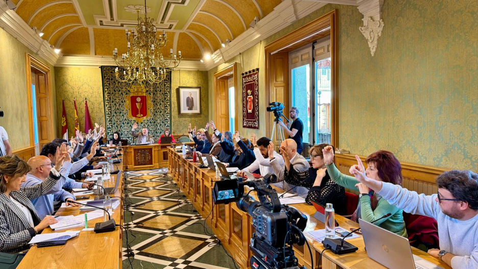 El pleno del Ayuntamiento de Cuenca ha aprobado este lunes por unanimidad, en sesión extraordinaria, el nombramiento de Raúl del Pozo como Hijo Adoptivo de la ciudad a título póstumo por su destacada labor profesional