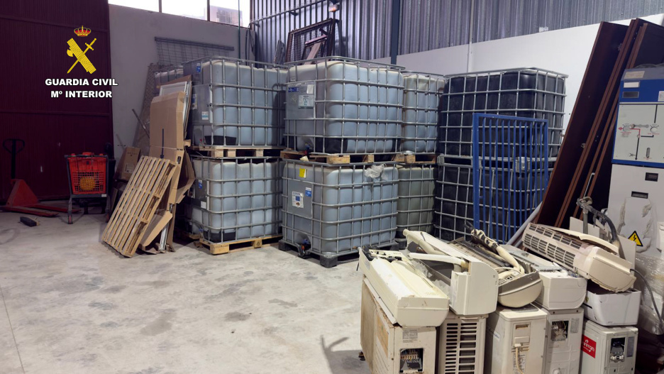 La organización obtenía de forma fraudulenta datos de empresas de todo el país para suplantar su identidad y obtener el combustible y adquirir material sin pagarlo, y posteriormente venderlo a menor precio del mercado para obtener beneficio económico