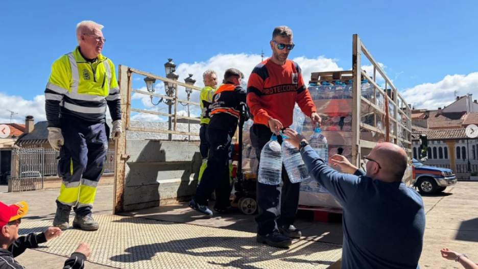 En Yunquera de Henares se han repartido garrafas de agua.