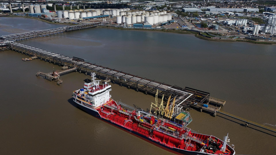 FOTODELDÍA GRAYS (Reino Unido), 14/04/2026.- Un buque cisterna de productos químicos y petróleo Flyoz, con bandera maltesa, realizando entregas a las instalaciones de almacenamiento de gas y combustible en la Terminal Navigator en Grays, Reino Unido, este martes. Los precios del petróleo han vuelto a superar los 100 dólares estadounidenses por barril tras el inicio del bloqueo del Estrecho de Ormuz por parte de la Armada estadounidense, luego del fracaso de las negociaciones de alto el fuego entre Irán y Estados Unidos. Mientras tanto, el alquiler de vehículos eléctricos se ha disparado en toda Europa debido al aumento de los precios de la gasolina, vinculado a la guerra con Irán.EFE/ Neil Hall