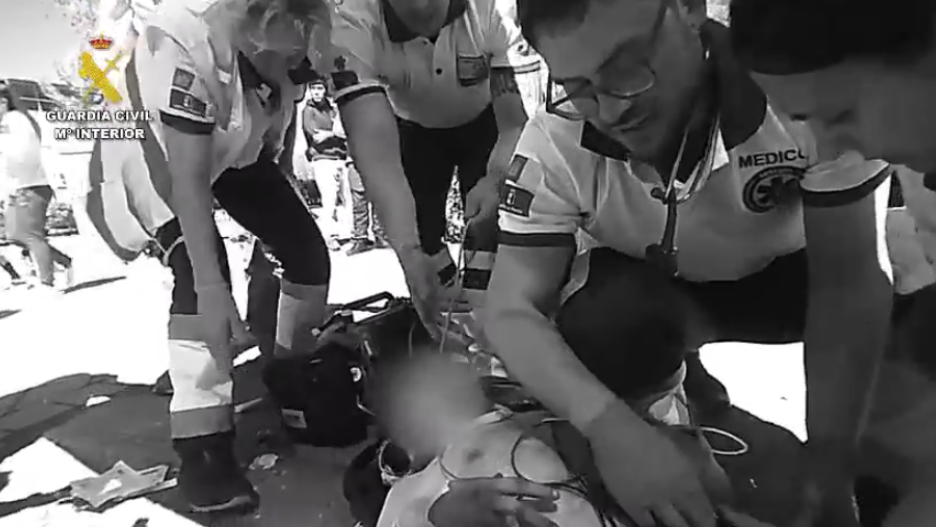 Los sanitarios, a su llegada al lugar del accidente