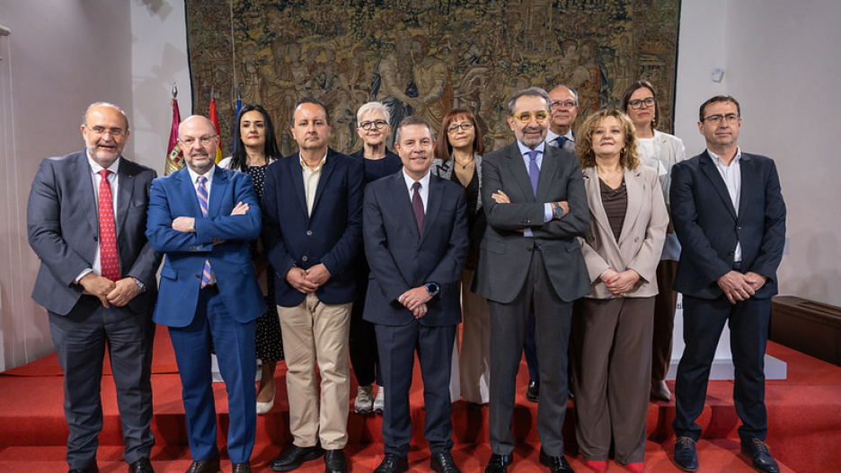 El jefe del Gobierno regional, Emiliano García-Page, preside en Toledo, el acto de firma del pacto por el que se establecen las bases para la reactivación de la carrera profesional en el ámbito del Servicio de Salud de Castilla-La Mancha. En el Palacio de Fuensalida, sede de la Presidencia autonómica