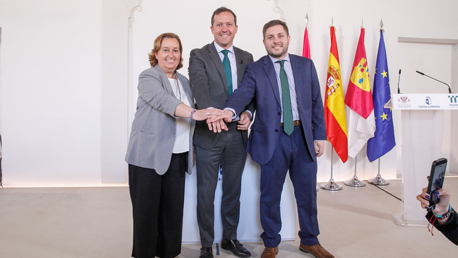 El consejero de Fomento, Nacho Hernando, firma, junto con el alcalde de Toledo, Carlos Velázquez; y la presidenta de la Diputación de Toledo, Mª Concepción Cedillo, el convenio para el acondicionamiento de la estación de autobuses de Toledo