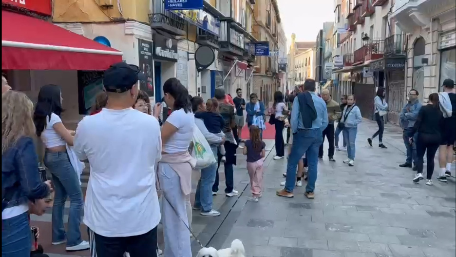 Ciudadanos se reúnen en un establecimiento de la Calle Mayor de Guadalajara para escuchar Radio Castilla-La Mancha durante el apagón