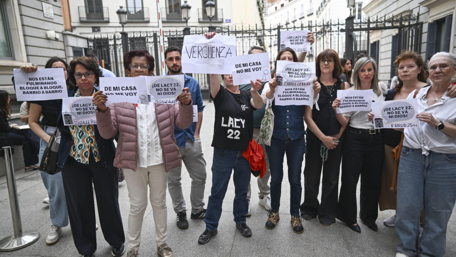 MADRID, 28/04/2026.- Protesta a las afueras del Congreso de los Diputados durante el pleno que debate y vota el decreto ley que prorroga los contratos de alquiler, este martes en Madrid. EFE/ Fernando Villar