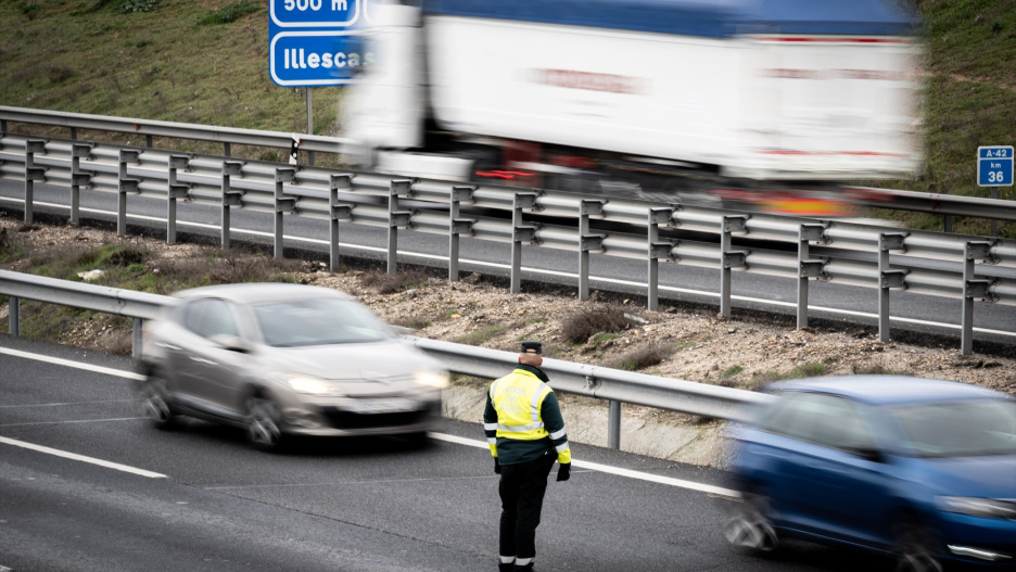 (Foto de ARCHIVO)
Un agente de la Guardia Civil controla el tráfico después de que los agricultores hayan cortado el tráfico de la autovía A-42, durante la cuarta jornada de protestas de los ganaderos y agricultores, a 9 de febrero de 2024, en Illescas, Toledo, Castilla-La Mancha (España). Agricultores y ganaderos de toda España han sacado sus tractores a las carreteras por cuarto día consecutivo, para pedir mejoras en el sector, entre ellas exigir ayudas para afrontar las sequías que sufre el campo. Además, protestan contra las políticas europeas y su falta de rentabilidad.

Diego Radamés / Europa Press
09 FEBRERO 2024;PROTESTAS;TRACTORES;SECTOR;MEJORAS;AGRICULTORES;GANADEROS
09/2/2024