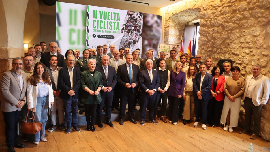 El Consejero de Agricultura, Ganadería y Desarrollo Sostenible, Julián Martínez Lizán, en el centro durante la presentación de la II Vuelta Ciclista a la región que emitirá CMM.