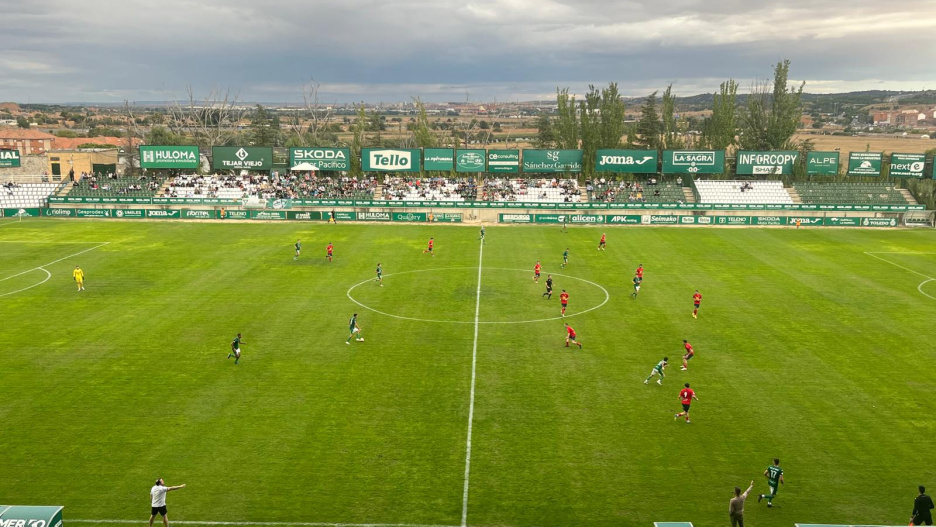 Imagen de un encuentro jugado en el estadio del Santo de Caballo de Toledo, donde el equipo de la ciudad juega uno de los partidos de la jornada.