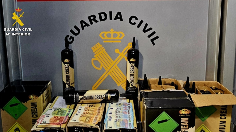 Un detenido en Yuncos (Toledo) por vender 'gas de la risa' en un local de copas

REMITIDA / HANDOUT por GUARDIA CIVIL
Fotografía remitida a medios de comunicación exclusivamente para ilustrar la noticia a la que hace referencia la imagen, y citando la procedencia de la imagen en la firma
03/5/2026