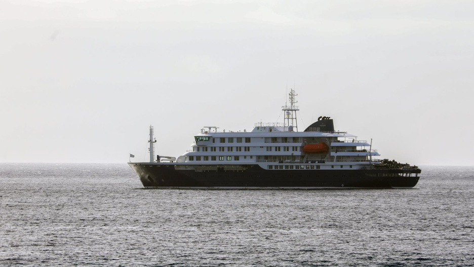 Praia (Cape Verde), 04/05/2026.- Dutch cruise ship MV Hondius is anchored off the coast of the city of Praia on the island of Santiago, Cape Verde, 04 May 2026, after three people died onboard from an acute respiratory syndrome. The World Health Organization (WHO) reported one confirmed case and five additional suspected cases of hantavirus infection on the vessel sailing in the Atlantic Ocean. Three of those affected have died and one is currently in intensive care in South Africa. (Cabo Verde, Sudáfrica) EFE/EPA/ELTON MONTEIRO