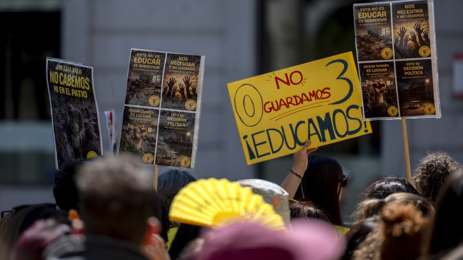 Pancartas durante una concentración de docentes de escuelas infantiles-