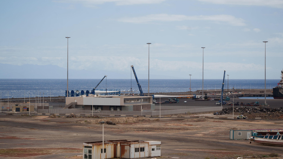 GRANADILLA DE ABONA (TENERIFE), 07/05/2026.- Puerto de Granadilla, en el municipio tinerfeño de Granadilla de Abona, donde se espera que fondee el buque de cruceros MV Hondius procedente de Cabo Verde con 140 personas a bordo, entre ellos 14 españoles. EFE/ Ramón de La Rocha