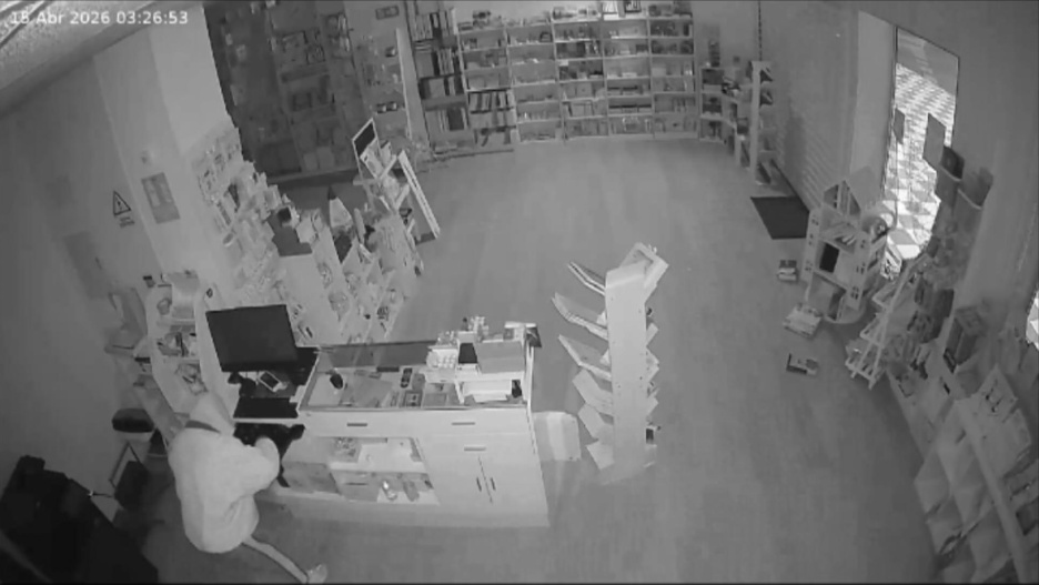 Las cámaras de seguridad de los establecimiento lograron captar las imágenes del presunto autor de los robos en librerías de Cuenca