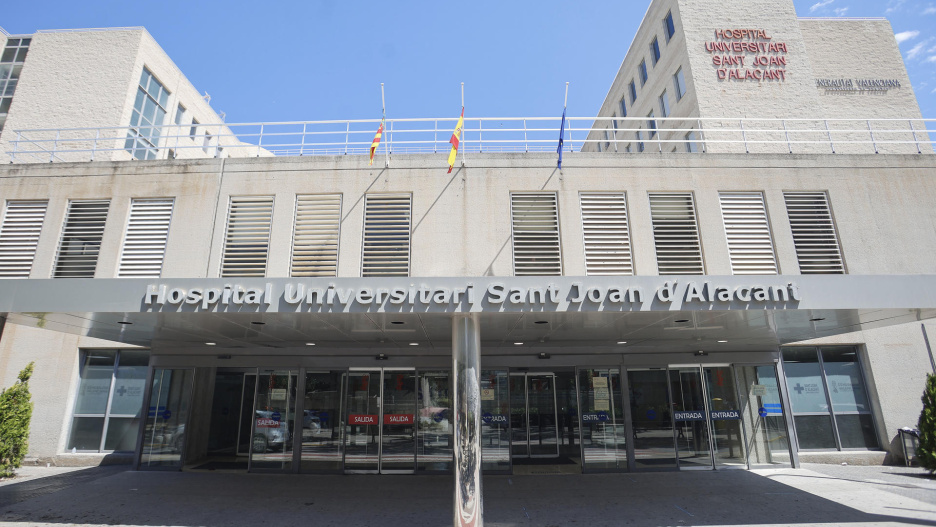 SAN JUAN DE ALICANTE, 08/05/2026.- Hospital Universitario de San Juan, hospital de referencia para enfermedades infecciosas. Una mujer ha sido ingresada en Alicante "con síntomas compatibles" de hantavirus que estuvo en contacto con la mujer que falleció en Johanesburgo (Sudáfrica) tras abandonar el Hondius MV. Las autoridades no han confirmado el hospital en el que se encuentra esta mujer. EFE/Morell