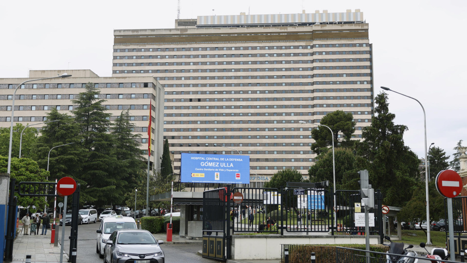 MADRID, 08/05/2026.- Entrada al Hospital Gómez Ulla de Madrid, este viernes. Los 14 pasajeros españoles del crucero afectado por un brote de hantavirus se aislarán en el Hospital Gómez Ulla de Madrid, donde serán trasladados el lunes desde Tenerife. El Gobierno ha asegurado que los pasajeros se están mostrado "muy colaboradores" y ninguno ha manifestado por el momento su oposición a someterse a una cuarentena. EFE/ Rodrigo Jimenez
