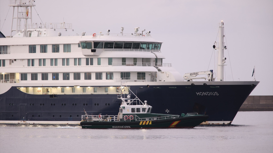 El crucero MV Hondius fondea cerca del puerto de Granadilla, a 10 de mayo de 2026, en Granadilla de Abona, Tenerife, Islas Canarias (España). El operativo de evacuación del crucero MV Hondius con hantavirus está dispuesto para comenzar las operaciones de desembarco y traslado de los pasajeros a sus respectivos países.

Europa Press Canarias / Europa Press
10 MAYO 2026 HANTAVIRUS;
10/5/2026