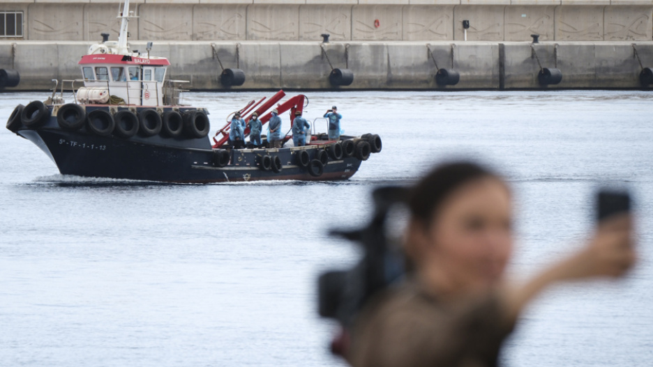 Los pasajeros que viajaban a bordo del crucero MV Hondius continúan desembarcando este lunes.