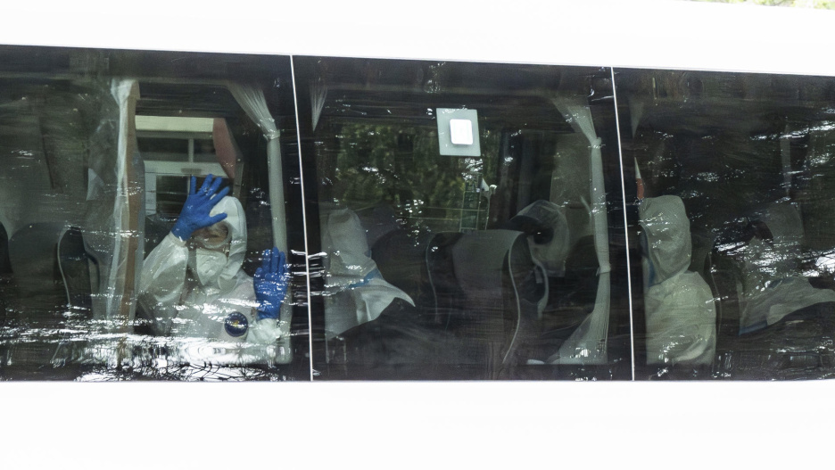 MADRID, 10/05/2026.- Un autobús transporta a los ciudadanos españoles que se encontraban en el crucero MV Hondius este domingo desde la Base Aérea de Torrejón hasta el Hospital Gómez Ulla . El avión militar con los catorce españoles que han sido desembarcados este domingo en Tenerife del crucero MV Hontius afectado por un brote de hantavirus ha aterrizado a las 15:00 horas en la base aérea de Torrejón (Madrid), desde donde serán conducidos al Hospital Gómez Ulla para ponerse en cuarentena.
