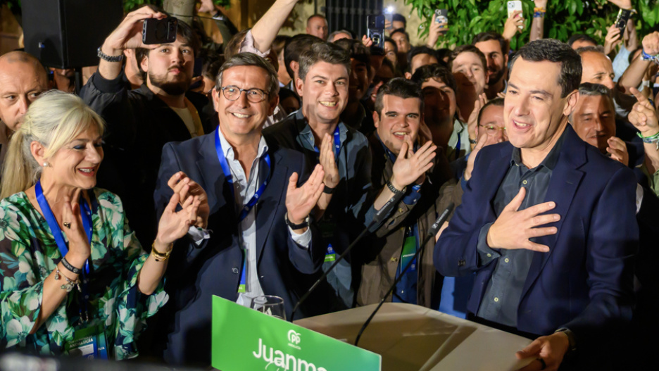El candidato a la presidencia de la Junta de Andalucía por el PP, Juanma Moreno, en las puertas de la sede de su partido en Sevilla.