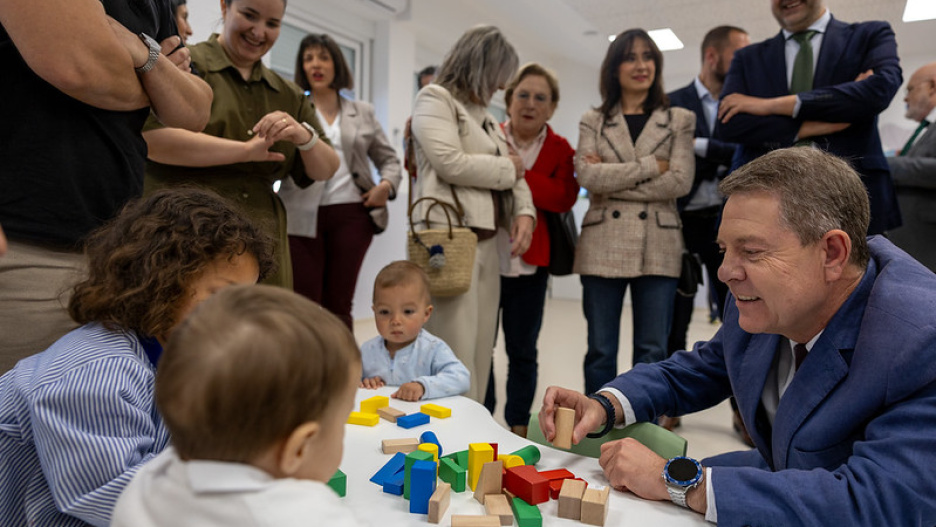 El presidente regional, Emiliano García-Page, ha inaugurado esta mañana, en Letur (Albacete), la Escuela Infantil ´Mª Carmen Jiménez Villar´. Asimismo, ha visitado las obras del colector de este municipio y las obras de emergencia que se ejecutan en La Dehesa, pedanía de Letur.