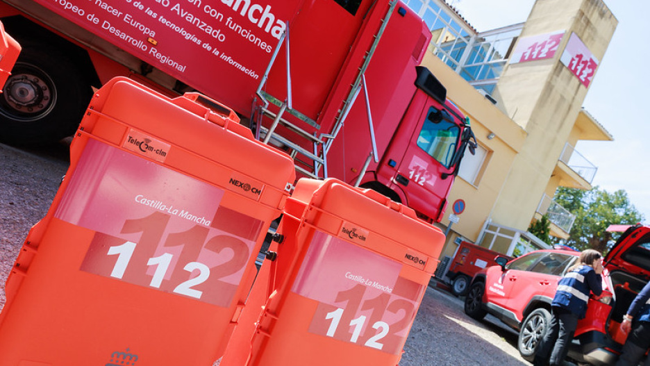 El consejero de Hacienda, Administraciones Públicas y Transformación Digital, Juan Alfonso Ruiz Molina, presenta el nuevo sistema de comunicación satelital para emergencias de Castilla-La Mancha. La presentación tiene lugar en las instalaciones del Servicio de Atención y Coordinación de Urgencias y Emergencias 1-1-2 C-LM.