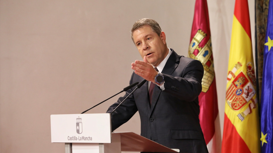 (Foto de ARCHIVO)
El Presidente de la Junta de Comunidades de Castilla-La Mancha, Emiliano García-Page, preside el acto de la firma del acuerdo en el que se establecen las bases para la reactivación de la carrera profesional en el ámbito del Sescam, a 20 de abril de 2026, en Toledo, Castilla-La Mancha (España). El acuerdo se firma tras años de congelación, presentándose como un esfuerzo por consolidar un sistema sanitario de calidad.

Juanma Jiménez / Europa Press
20/4/2026
