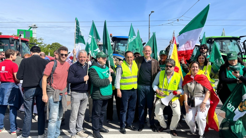 El presidente de UAGN, Félix Bariáin, y Pello Sarratea, miembro del Consejo Europeo de los Jóvenes Agricultores (CEJA), en una movilización en Estrasburgo (Francia) contra el coste de los fertilizantes.

REMITIDA / HANDOUT por UAGN
Fotografía remitida a medios de comunicación exclusivamente para ilustrar la noticia a la que hace referencia la imagen, y citando la procedencia de la imagen en la firma
19/5/2026