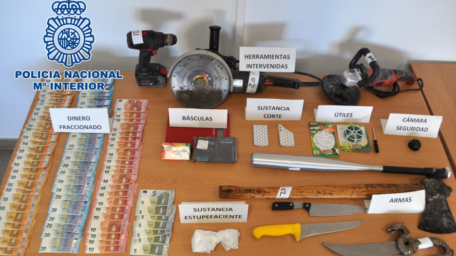 La Policía Nacional detiene a tres personas y desarticula dos puntos de venta de droga en Hellín (Albacete)

REMITIDA / HANDOUT por POLICIA NACIONAL
Fotografía remitida a medios de comunicación exclusivamente para ilustrar la noticia a la que hace referencia la imagen, y citando la procedencia de la imagen en la firma
20/5/2026