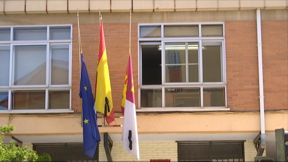 Este miércoles se ha celebrado un minuto de silencio y colocado crespones en las banderas a media asta del IES pedro Mercedes tras la muerte de uno de sus docentes