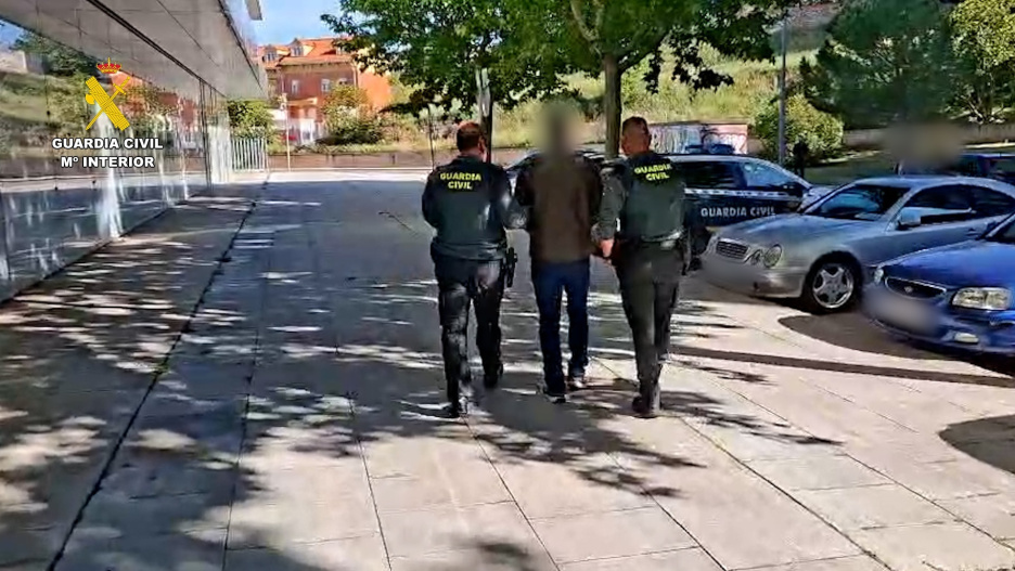 Detención del fugitivo.

REMITIDA / HANDOUT por GUARDIA CIVIL
Fotografía remitida a medios de comunicación exclusivamente para ilustrar la noticia a la que hace referencia la imagen, y citando la procedencia de la imagen en la firma
21/5/2026