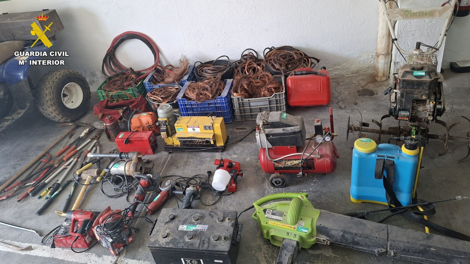 Materiales y herramientas incautadas durante el operativo.

REMITIDA / HANDOUT por GUARDIA CIVIL
Fotografía remitida a medios de comunicación exclusivamente para ilustrar la noticia a la que hace referencia la imagen, y citando la procedencia de la imagen en la firma
21/5/2026