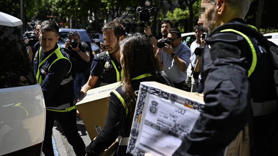 MADRID, 19/05/2026.- Agentes de la Unidad de Delincuencia Económica y Fiscal (UDEF) de la Policía Nacional salen de la sede de la empresas de las hijas del expresidente del Gobierno José Luis Rodríguez Zapatero, este martes en Madrid. Agentes de la UDEF de la Policía Nacional registran este martes el despacho del expresidente del Gobierno José Luis Rodríguez Zapatero y las sedes de tres empresas, entre ellas, la de sus hijas, Fuentes próximas a la investigación han señalado a EFE que por orden del juez de la Audiencia Nacional José Luis Calama, la policía está practicando estos cuatro registros, todos ellos en Madrid. EFE/Fernando Villar