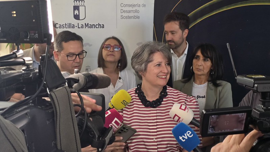 La consejera de Desarrollo Sostenible, Mercedes Gómez, preside, en la sala de juntas de la Escuela de Administración Regional, el Consejo del Agua de Castilla-La Mancha