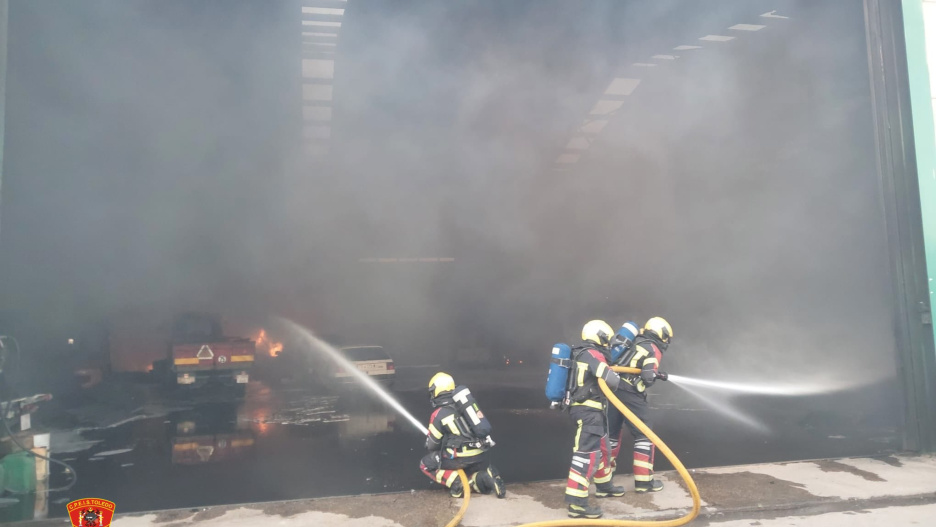 Los bomberos sofocaron el incendio pasada la medianoche.